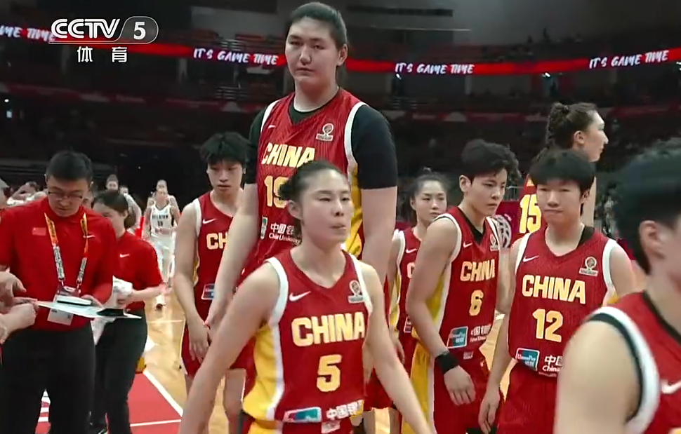B体育-中国女篮10分险胜！直通世界杯，产生3个不可思议，宫鲁鸣遭质疑
